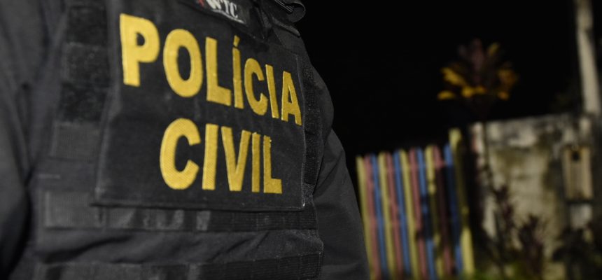 A Polícia Civil do Amazonas (PC-AM), por meio da 79ª Delegacia Interativa de Polícia (DIP) de Anori (a 195 quilômetros de Manaus), em ação integrada com a Polícia Militar do Amazonas (PMAM), deflagrou a Operação Custos Vitae, na quinta-feira (06), que resultou na prisão de Renato Encarnação Moura, 25, investigado por integrar um grupo criminoso responsável pela tortura de quatro homens, com idades entre 19 e 25 anos, e pelo homicídio de um deles.