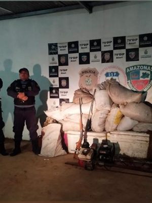Após denúncia de moradores, a Polícia Militar do Amazonas (PMAM), por meio 9º Batalhão de Polícia Militar (BPM) no último sábado (23) prendeu sete pessoas por pesca ilegal no lago do Purus, região de preservação permanente. A.ação conjunta com a Secretaria de meio ambiente foi realizada no município de Anori a 195 quilômetros de Manaus).