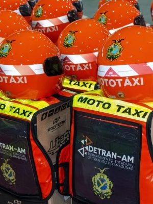 O Departamento Estadual de Trânsito do Amazonas (Detran-AM) entregou o total de 305 kits de segurança para mototaxistas dos municípios de Anori e Beruri (distantes 195 e 173 quilômetros, respectivamente, de Manaus). As ações compõem o projeto Motociclista Legal, que faz parte do programa Detran Cidadão, promovido pelo Governo do Amazonas, por meio do Detran-AM.